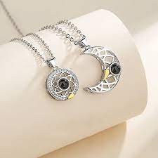 COLLAR SOL Y LUNA CON 100 IDIOMAS